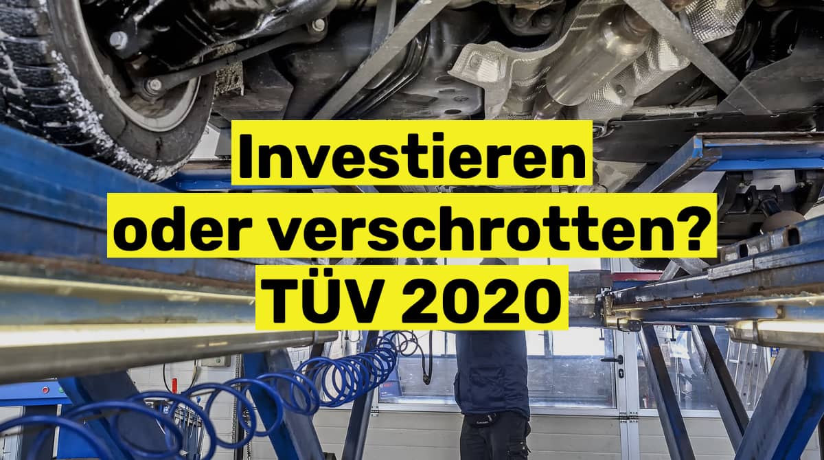 Ein Auto auf der Hebebühne beim TÜV. Schriftzug: Investieren in die Instandsetzung oder verschrotten?